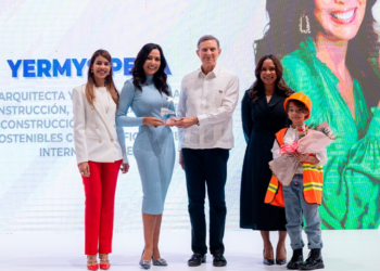 Yermys Peña recibe galardón “Mujer del siglo XXI" del gobierno de República Dominicana