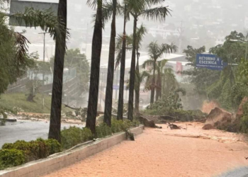 John regresa a Acapulco con más fuerza y ya empezó a subir el nivel del agua en las calles