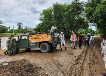 Cuatro poblaciones de la sierra de Oaxaca siguen incomunicadas por golpe del huracán John