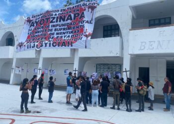 Exigen justicia en Cancún padres de los 43 normalistas de Ayotzinapa