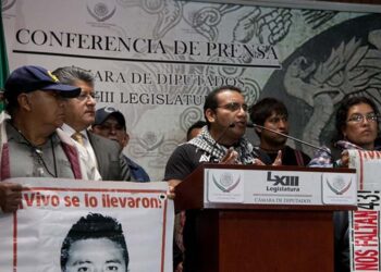 Ayotzinapa. Vidulfo y familiares de desaparecidos. AMEXI Fotos Especial