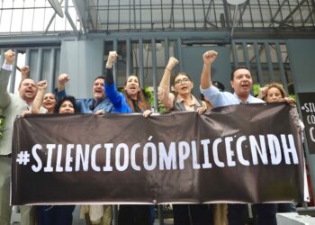 Diputados del PAN ‘clausuran’ la CNDH por ser omisa ante la reforma judicial
