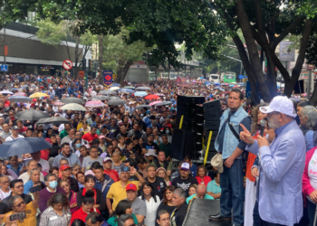Carlos Hugo Morales Morales, dirigentel del STUNAM, en su participación en el mitin frente a la Secretaría de Hacienda y Crédito Público en Avenida Insurgentes Sur.