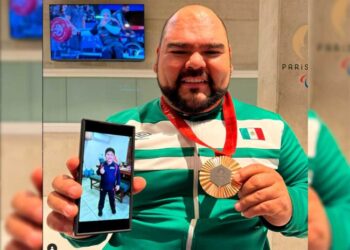 Castillo regala medalla de bronce a su entrenadorcito