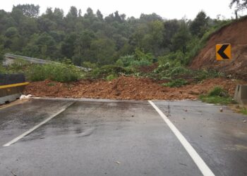 Deslave bloquea autopista a Ixtapan de la Sal 