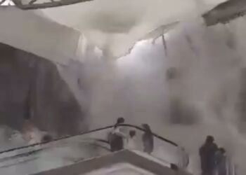 Techo de cristal cae sobre paseantes, en una plaza de Nuevo León