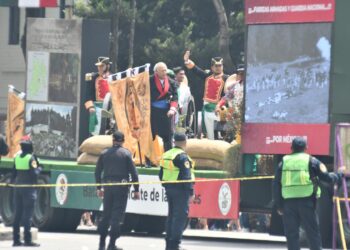 Los héroes también celebran el México independiente