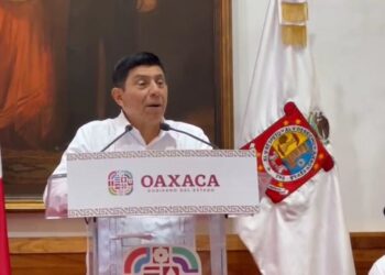 Defiende gobernador de Oaxaca, arengas en el Grito