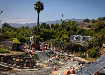 Alertan a ciudadanos por grietas en California; temen destrucción de casas