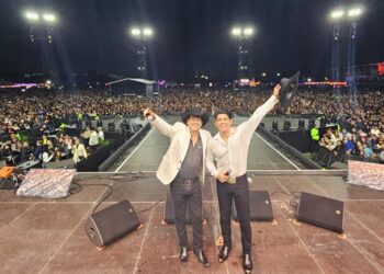 Bobby Pulido y Víctor García cantan a dueto en Festival Arre de la CDMX