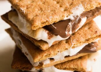 Los s'mores, el postre tradicional de un día de campamento