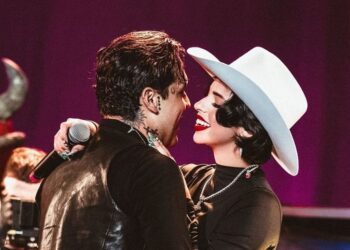 Ángela Aguilar y Christian Nodal cantan "Dime cómo quieres" en Los Ángeles