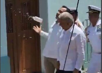 Lanzan botella de agua a AMLO en Veracruz; la esquiva y levanta las manos ante los manifestantes