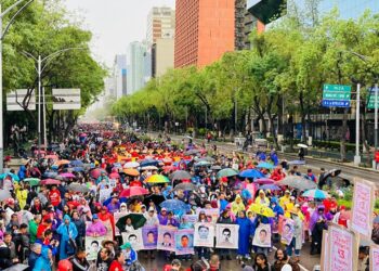 Ciudad de México, 26 sep.- En el décimo aniversario de la desaparición de los 43 normalistas de Aytozinapa, decenas de miles de personas tomaron las calles de la CMDX en demanda de justicia.