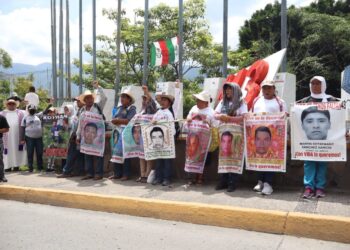Marchan en Chilpancingo normalistas de Ayotzinapa