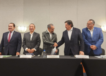 CDMX, 28 ago. Líderes sindicales durante la conformación de la Asociación General de las y los Trabajadores (AGT). De izquierda a Derecha, Rodolfo González, de la CROM; Isaías González Cuevas, de la CROC; Francisco Hernández Juárez, del STRM; Napoleón Gómez Urrutia, del Sindicato de Mineros, y Oscar Moreno, COCEM. AMEXI/Foto/Adriana Urrea.