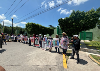 Padres de los 43 normalistas de Ayotzinapa realizan un mitin afuera del batallón 27 en Iguala, Guerrero.