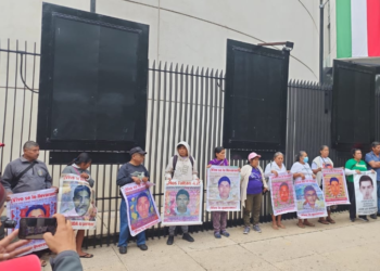 Padres de los 43 realizan mitin afuera del Senado para exigir justicia
