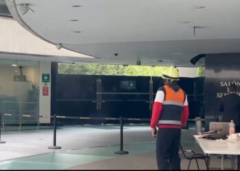 Explosiva protesta por Ayotzinapa y militarización en Senado