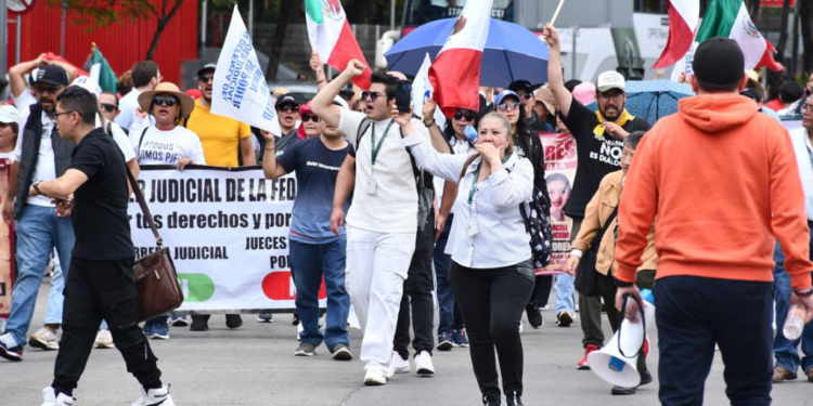 Manifestación de trabajadores del Poder Judicial afuera del Senado