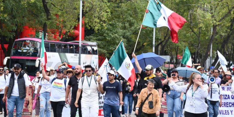 Manifestación de trabajadores del Poder Judicial afuera del Senado