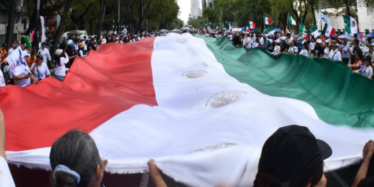 Manifestación de trabajadores del Poder Judicial afuera del Senado