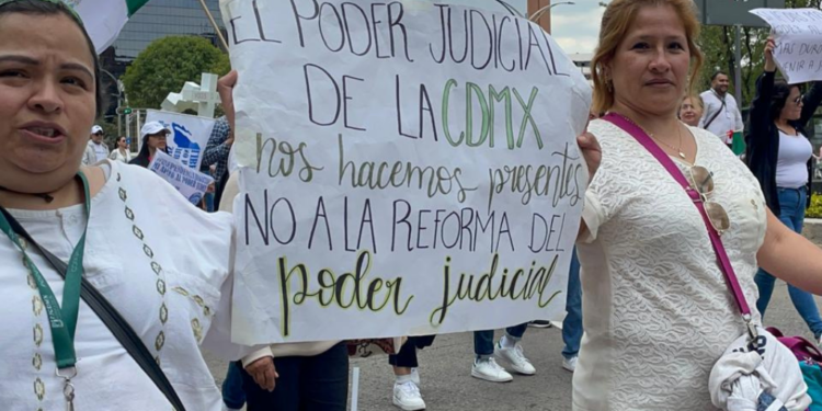 Manifestación de trabajadores del Poder Judicial afuera del Senado