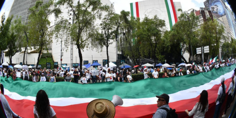 Manifestación de trabajadores del Poder Judicial afuera del Senado