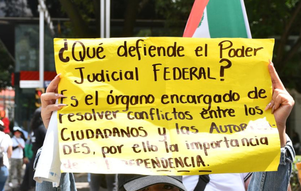 Manifestación de trabajadores del Poder Judicial afuera del Senado