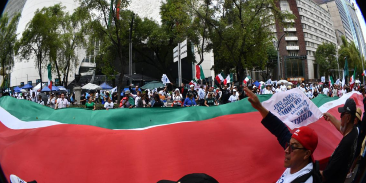 Manifestación de trabajadores del Poder Judicial afuera del Senado