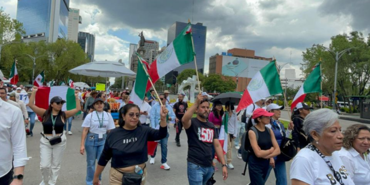 Manifestación de trabajadores del Poder Judicial afuera del Senado