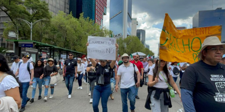 Manifestación de trabajadores del Poder Judicial afuera del Senado