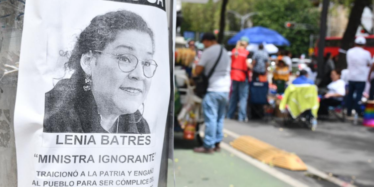 Manifestación de trabajadores del Poder Judicial afuera del Senado