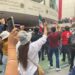 Cientos de manifestantes dan portazo en el Senado. AMEXI / Foto Martín Guzmán Torres.