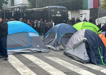 Los inconformes cerraron con casa de campaña también la calle de Madrid para impedir el paso de los legisladores.