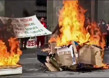 Normalistas de Amilcingo queman colchones en Cuernavaca 