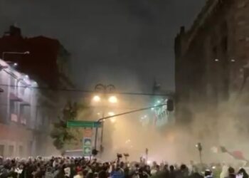 Orden de reprimir en las afueras de la antigua sede del Senado, en Xicoténcatl. AMEXI / Foto: Captura de video.