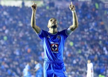 La Máquina de Cruz Azul derrotó a Chivas en intenso partido