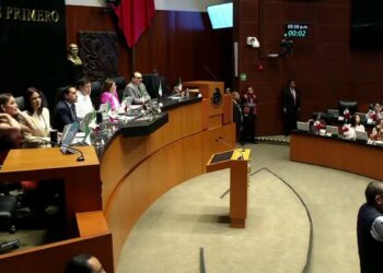 Debajo de un huizache. Senado también busca sede alterna. AMEXI / Foto: Captura de video.