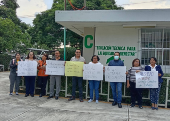 Trabajadores del Conalep agremiados en el SUTDCONALEP, exigen respeto al Contrato Colectivo de Trabajo, el 19 de septiembre del 2024. En uno de los planteles de la CDMX.