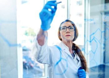 Advierten de rápida propagación a humanos por posible mutación de gripe aviar con estacional