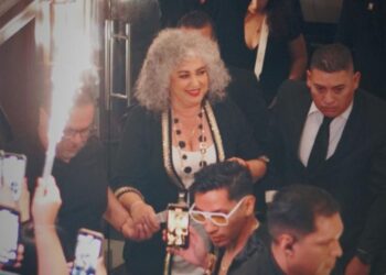 Amanda Miguel emociona al público con aparición sorpresa en Guadalajara