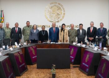Se despide AMLO con mariachis del gabinete de seguridad