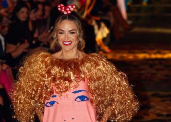 Yohana Vargas deslumbra con icónico vestido en la pasarela de Ágatha Ruiz