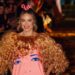 Yohana Vargas deslumbra con icónico vestido en la pasarela de Ágatha Ruiz