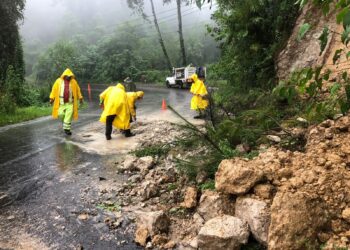 Atienden en Michoacán afectaciones a carretera por paso de John