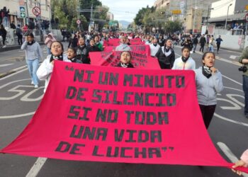 Miles de estudiantes encabezados por integrantes del Comité del 68 se manifestaron en la CDMX para conmemorar la matanza del 2 de octubre en Tlatelolco. / AMEXI / FOTO: Gabriela Candete