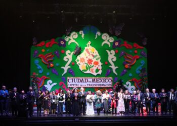 6 oct.- La jefa de Gobierno, Clara Brugada, aplaudida por sus simpatizantes. /AMEXI. /FOTO: Jefatura de Gobierno.