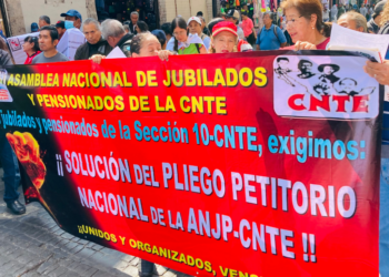 La Asamblea Nacional de Jubilados y Pensionados de la Coordinadora Nacional de Trabjadores de la Educación (CNTE) se movilizan a Palacio Nacional el 18 de octubre del 2024.