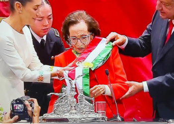 A sus 94 años, la economista Ifigenia Martínez colocó la banda presidencial a Claudia Sheinbaum Pardo.